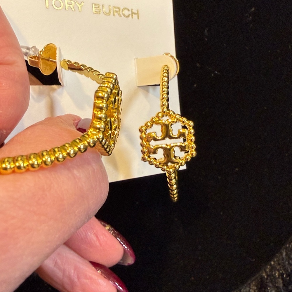 TORY BURCH MILGRAIN HEX HOOP EARRINGS GOLD TONE - Picture 4 of 5